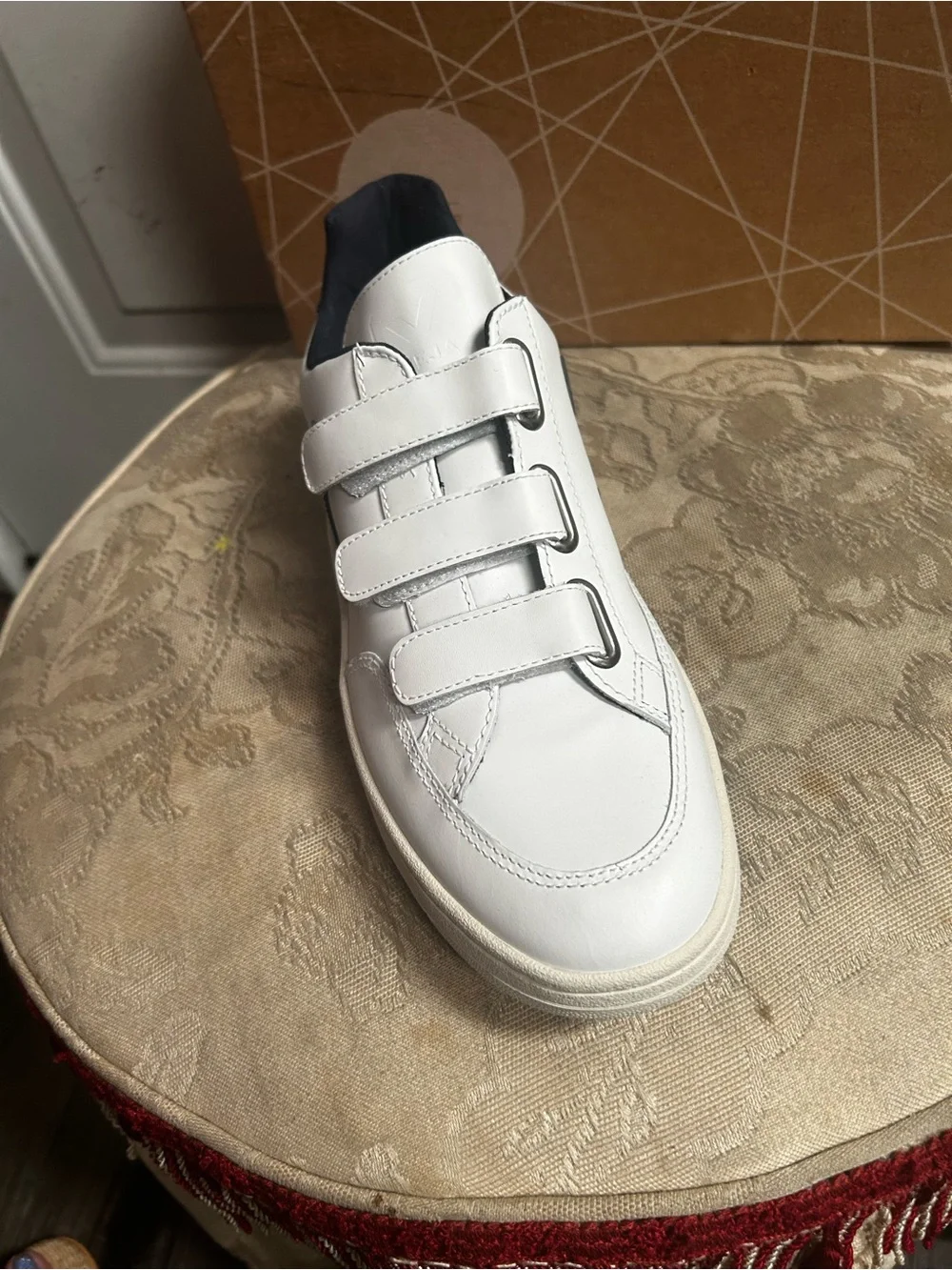 Veja women’s V-Lock White Sneakers with Black Accent - Velcro Closure Sz 9
